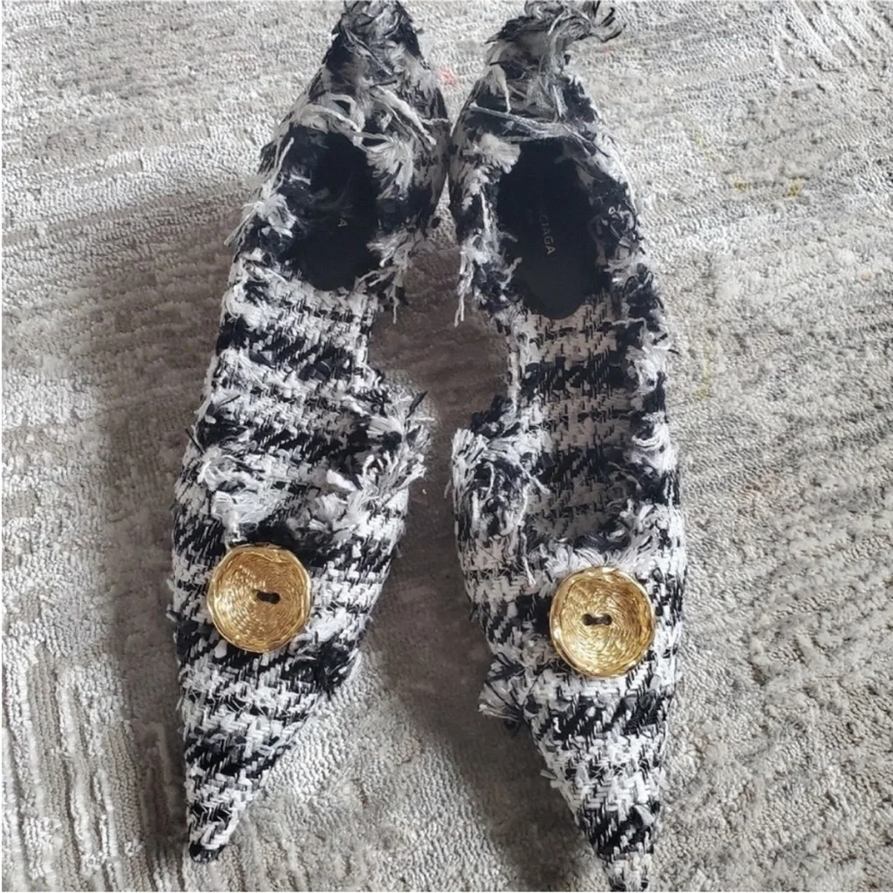 $1,129 Balenciaga Black and White Heels with Chic Tweed Design - Picture 3 of 12